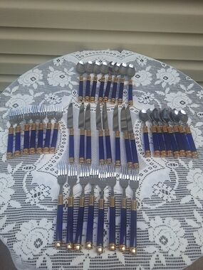 39‑Piece Cutlery Set – Beautiful Blue Handles – Very Good Condition